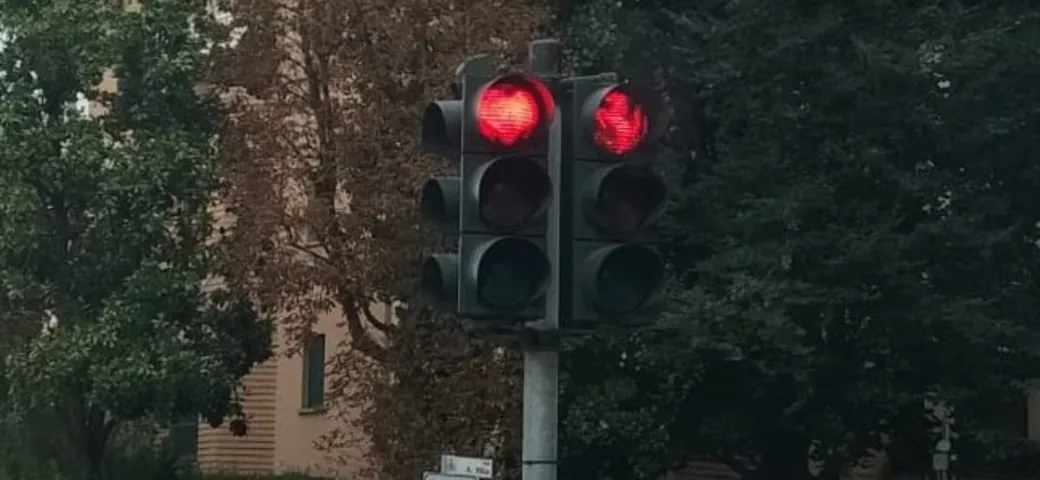 Il semaforo rosso mostra il Cavallino Rampante: dove si trova