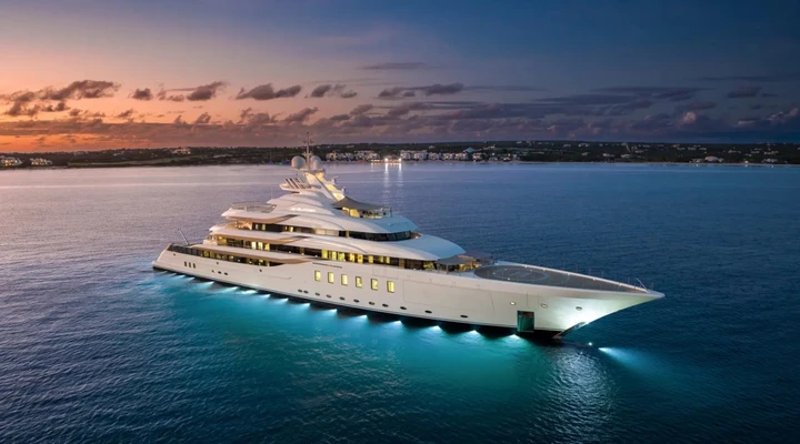 Il miliardario delle auto a Napoli: il suo yacht da 250 milioni non passa inosservato