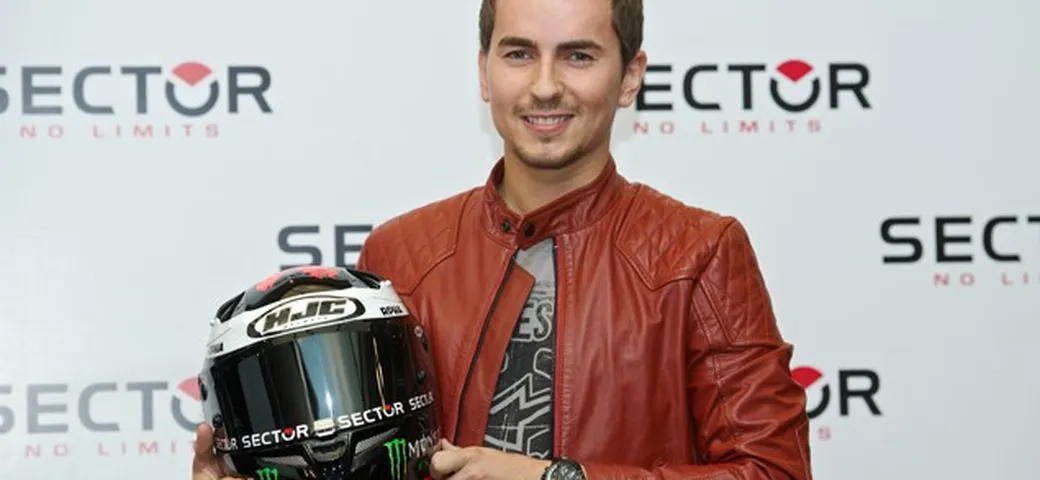Lorenzo replica a Sector, 