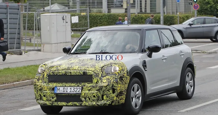 MINI Countryman: foto spia del facelift