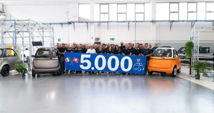Microlino festeggia 5.000 auto prodotte a Torino con un modello unico
