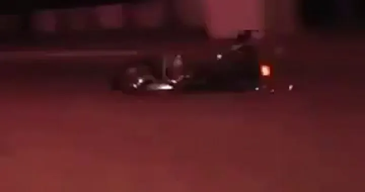 Motociclista cade alle spalle di un reporter durante TG brasiliano