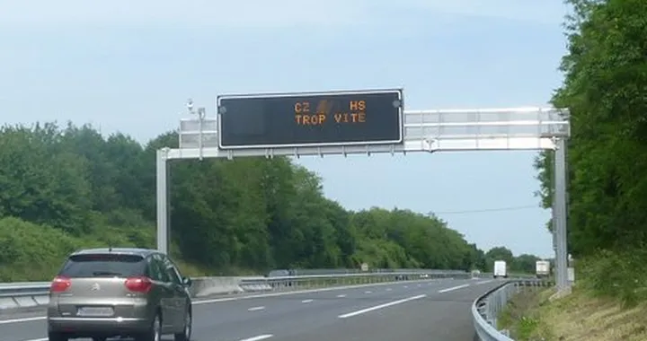 Leggere la propria targa sui cartelloni autostradali farebbe rallentare?