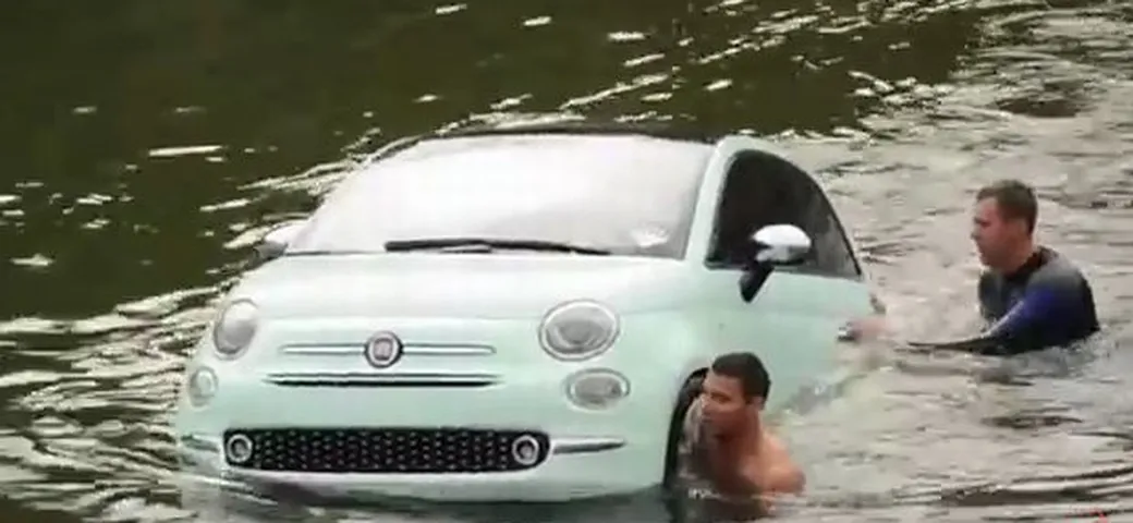 La Fiat 500 affonda nel fiume