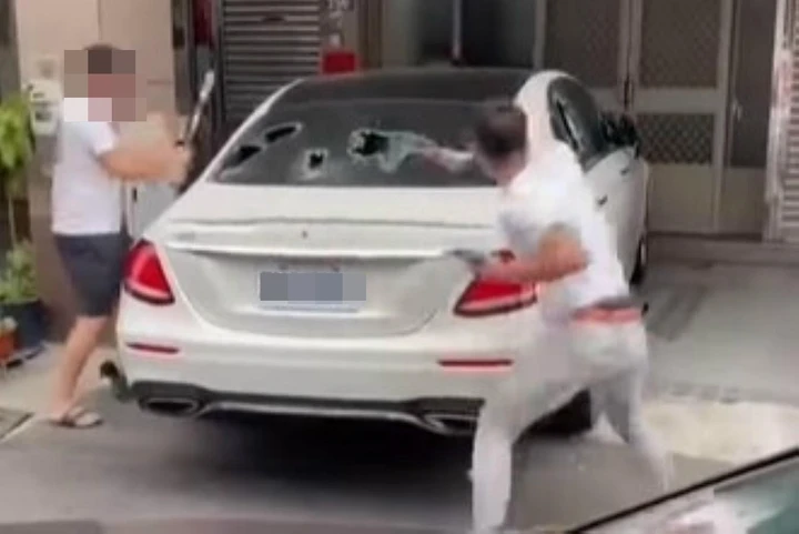 Mercedes Classe E distrutta a colpi di mazza