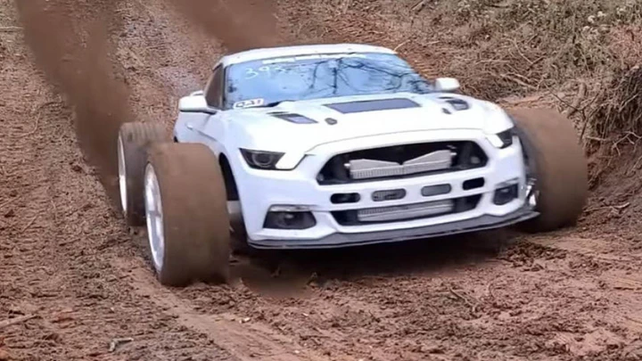 Ford Mustang: l’esemplare da 1200 CV sfida il fango