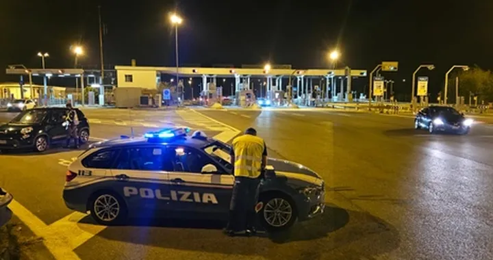 Sorpreso con otto passeggeri a bordo di un'auto piccola: fermato e multato