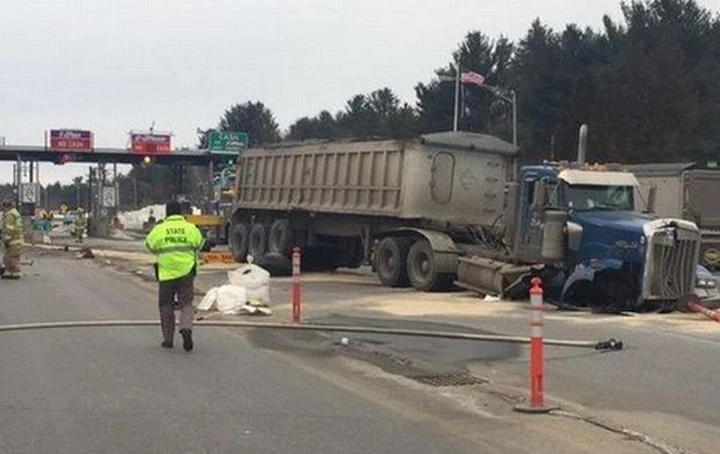 Un TIR va a sbattere contro il casello [Video]