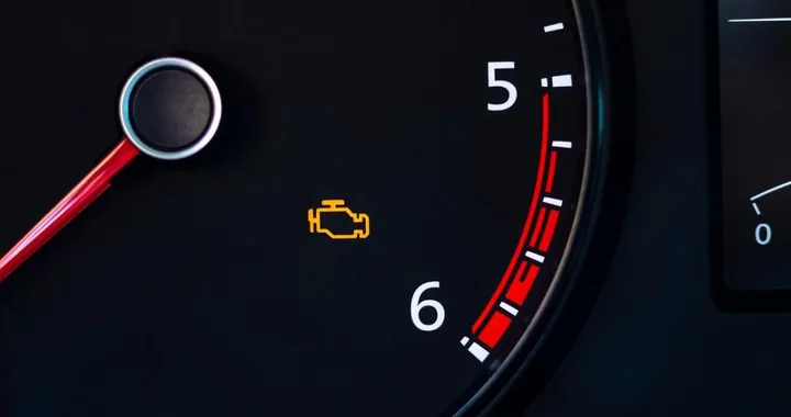 Come comportarsi quando si accende la spia gialla del motore