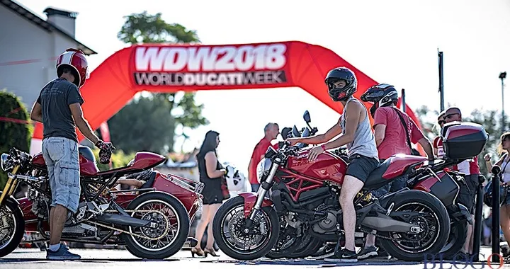 Misano Ducati WDW, gran pubblico per la sfida delle “leggende” sulla V4