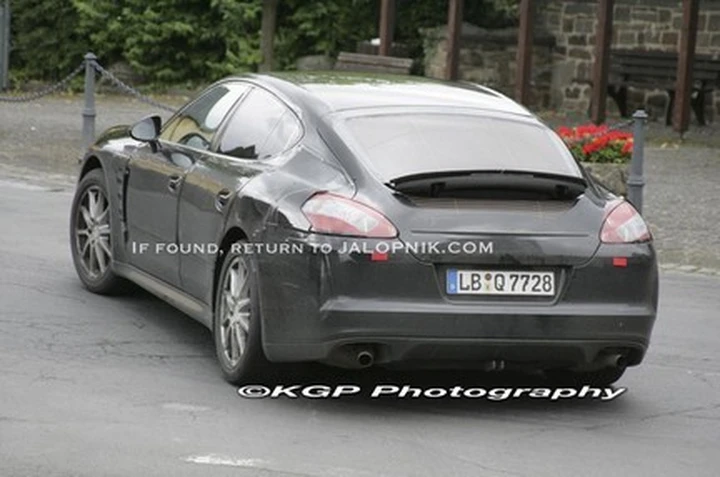 Porsche Panamera: svelate le forme dello spoiler posteriore?
