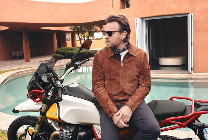 Ewan McGregor in sella alla Moto Guzzi V85TT sulle strade della Sardegna