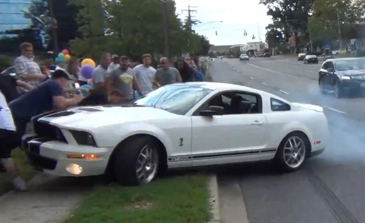 La Ford Mustang si schianta contro la folla