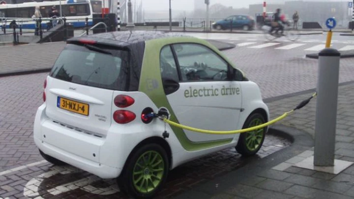 Amsterdam: con l'auto elettrica parcheggio gratuito