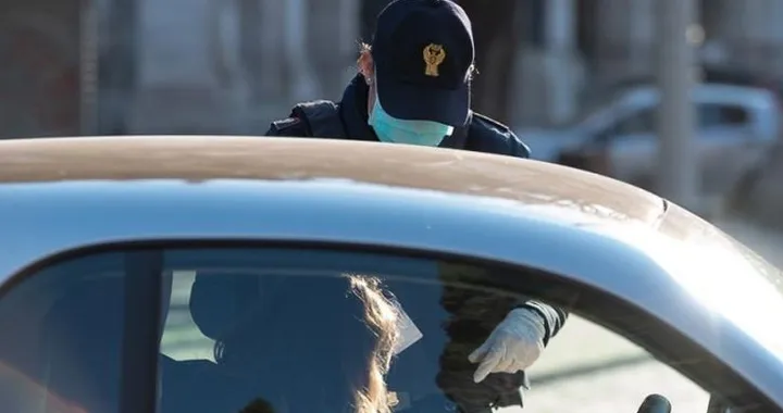 Mascherina in auto, quando resta obbligatoria anche in zona bianca