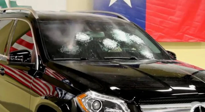 La Mercedes GL sfida un fucile AK-47