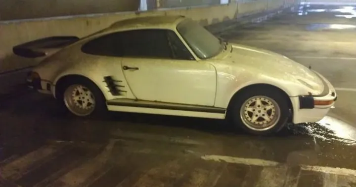 A Pittsburgh hanno abbandonato una (vera?) Porsche 930 Flachbau