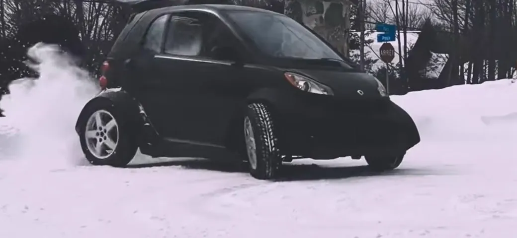 Smart con il motore di una moto: ecco come è stata realizzata [Video]