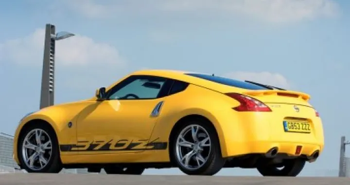 Nissan: debutta la 370Z Yellow
