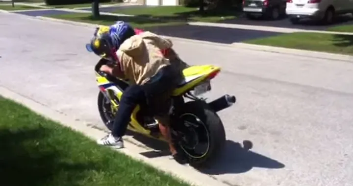 Zavorrina inesperta cade scendendo dalla moto [Video]