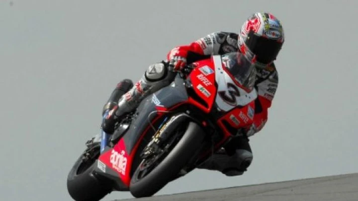 WSBK a Donington: Max Biaggi brilla in gara 1 ma scivola in gara 2