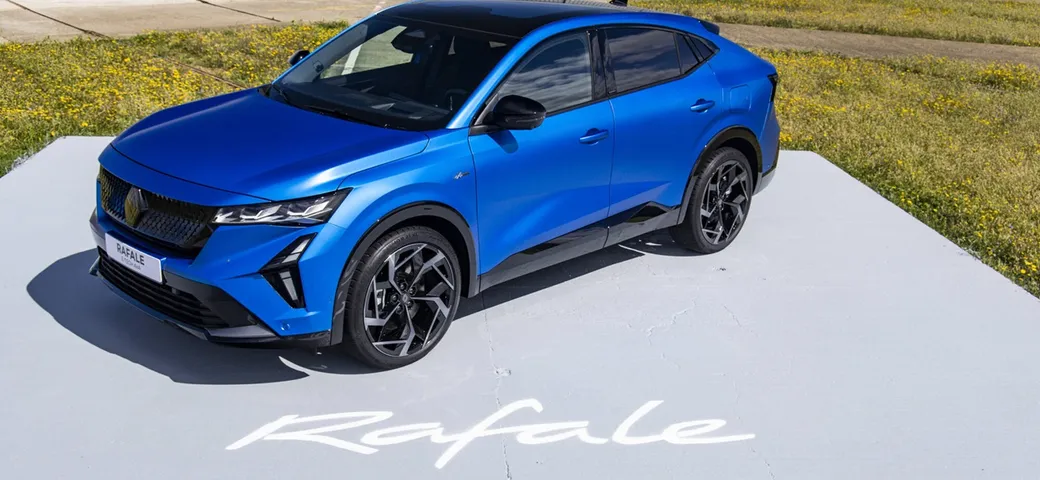 Renault Rafale: in Italia la nuova versione Plug-in Hybrid da 300 CV