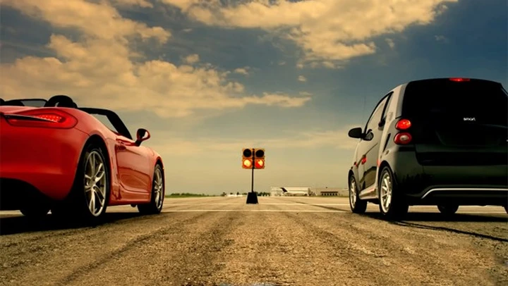 La Smart elettrica sfida le sportive in video