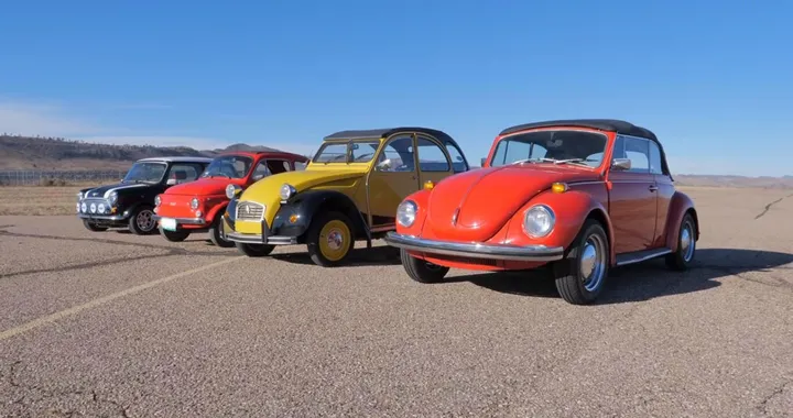 Drag race lenta: 500 vs Maggiolino, Mini e 2CV [Video]