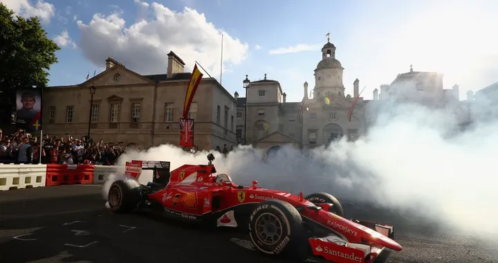F1 Milano Festival: Vettel contro le barriere durante l’esibizione [VIDEO]
