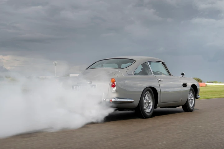 Aston Martin DB5 Goldfinger Continuation: si parte!