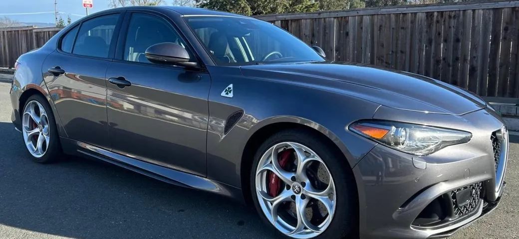 Negli USA c'è un'Alfa Romeo Giulia Quadrifoglio a meno di 20.000 dollari: un sogno alla portata