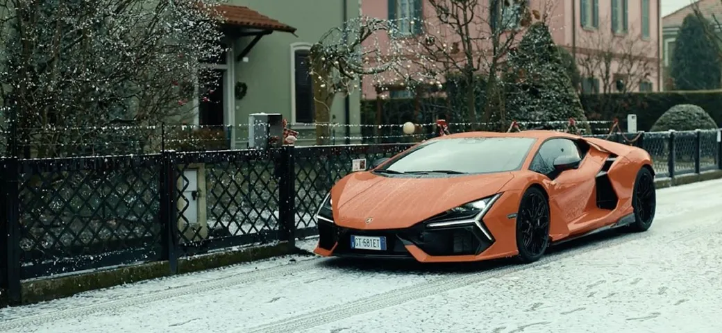 Lamborghini celebra il Natale con la Revuelto e un video di pace