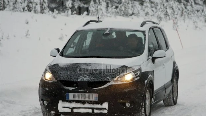 Renault Scenic Cross: foto spia del modello offroad