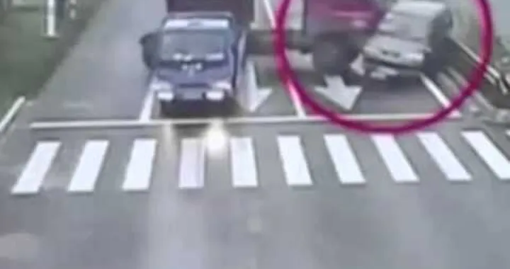 Biker jumps from motorcycle seconds before truck ploughs into it