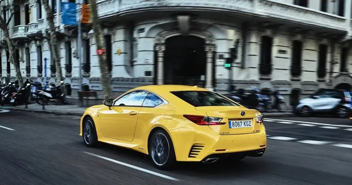 La coupé ibrida da 223 CV si trova a 20.000 euro ma c’è un dettaglio da sapere