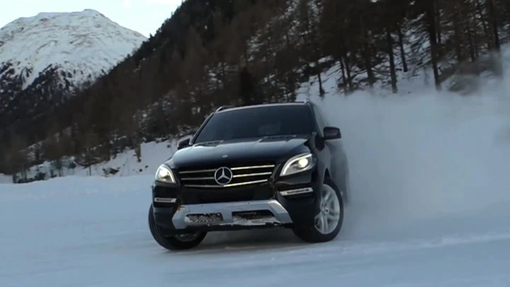 Mercedes ML e GLK on Ice: sfida finale tra sci e motoslitta
