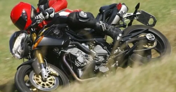 Benelli testa sui passi alpini la versione Cafe Racer della TnT 899