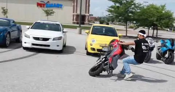 Impennata in moto con scenografica caduta [Video]