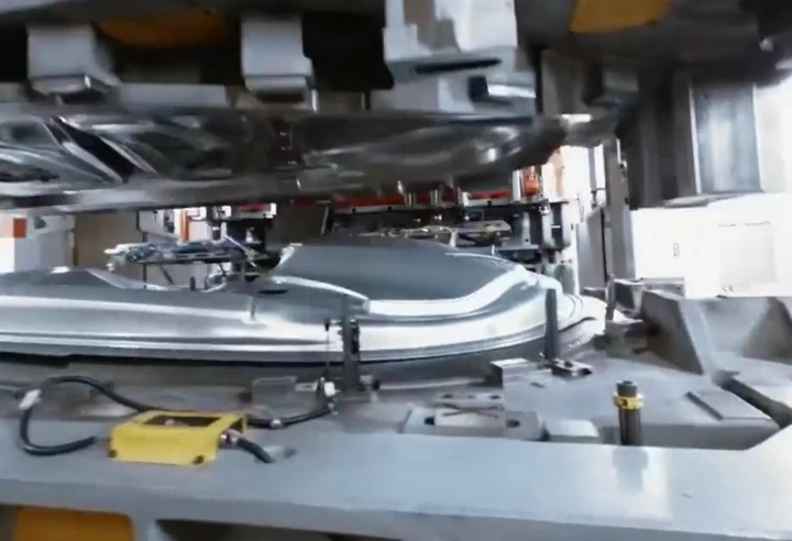 Tesla: riprese folli con un drone nella Gigafactory di Berlino [Video]