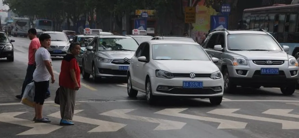 Cina: perché alcuni automobilisti investono di proposito i pedoni?