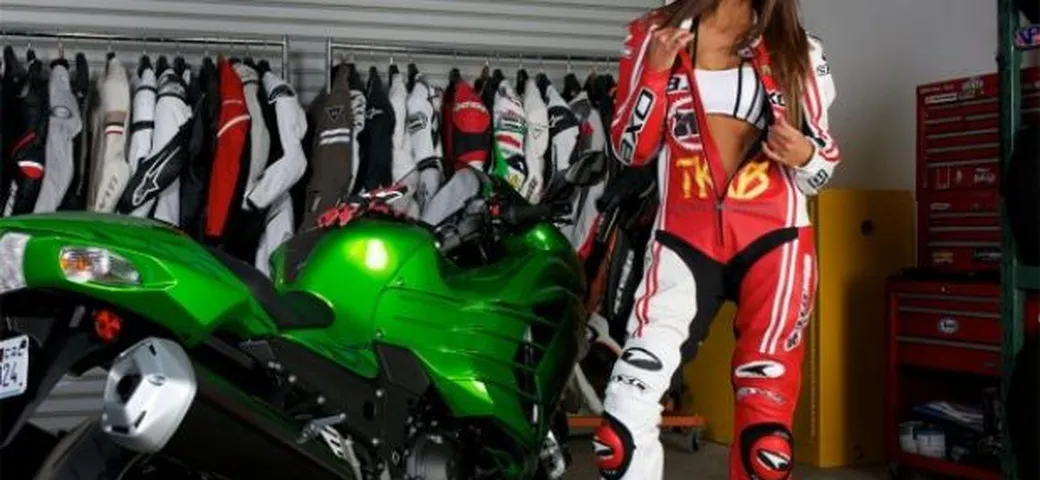 Sexy Bikers: Marissa sulla  Kawasaki ZX-14R 2012