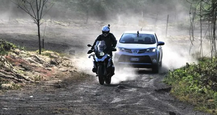 Toyota Rav4 vs BMW R1200 GS: 2 contro 4 ruote in off-road