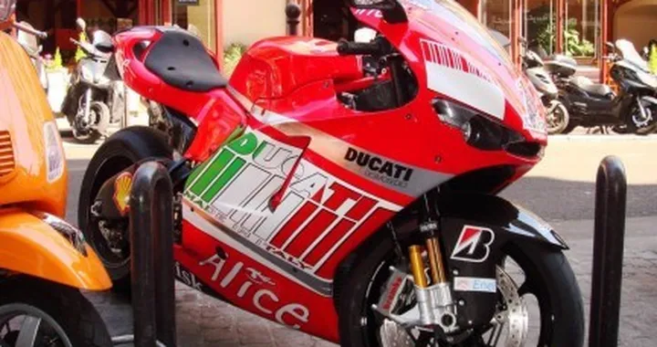 Una Ducati Desmosedici RR in giro per Parigi
