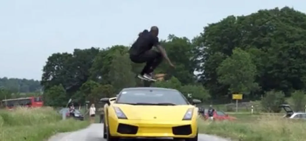 Al The Jumper: l'uomo che salta sopra alle auto (in movimento)