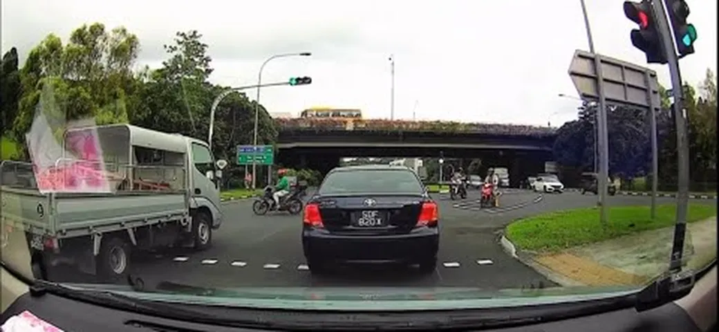 Incidente spaventoso con la moto all'incrocio [Video]
