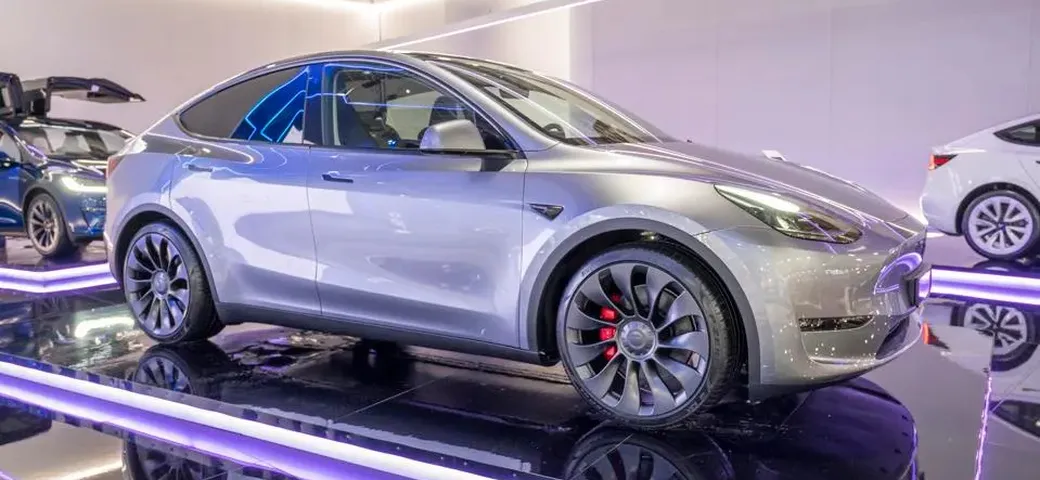 Tesla Model Y, nuova versione low cost: per rilanciare le vendite