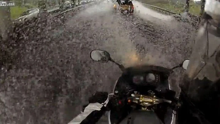 Un bike-wash 'a sorpresa' per una Kawasaki [video]