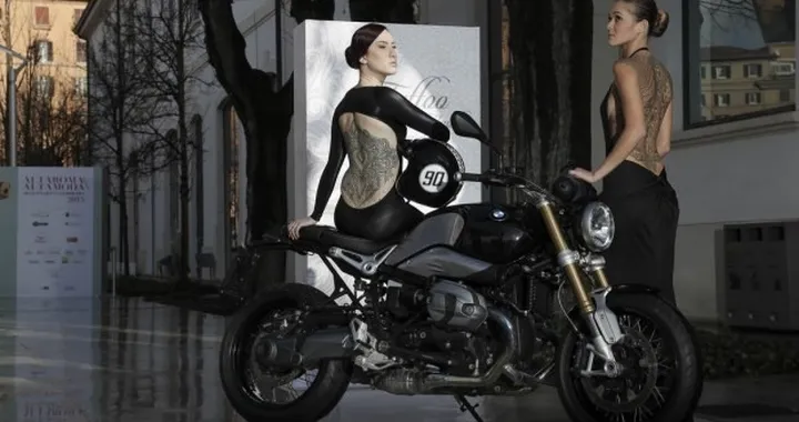 BMW R nineT sfila sulle passerelle del “Tattoo d’Haute Couture” di Roma