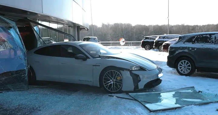 Lo strano incidente alla consegna di una Porsche Taycan Turbo S [Video]