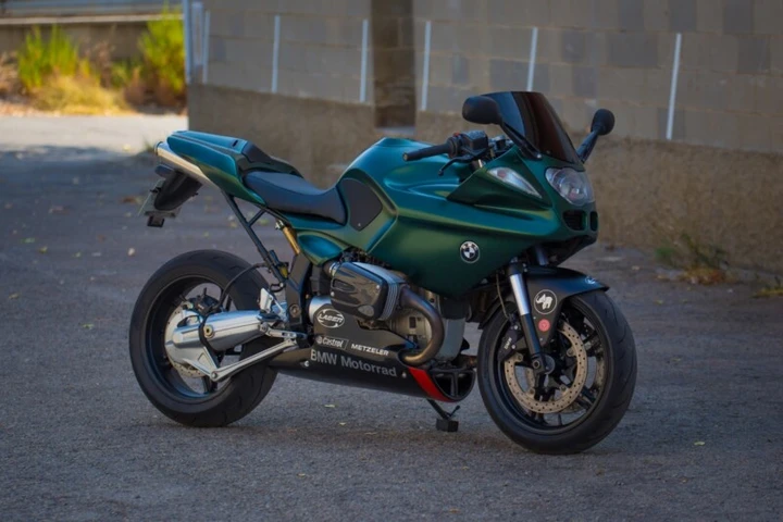 BMW R1100S Custom: il boxer rinasce con il look di una sportiva endurance